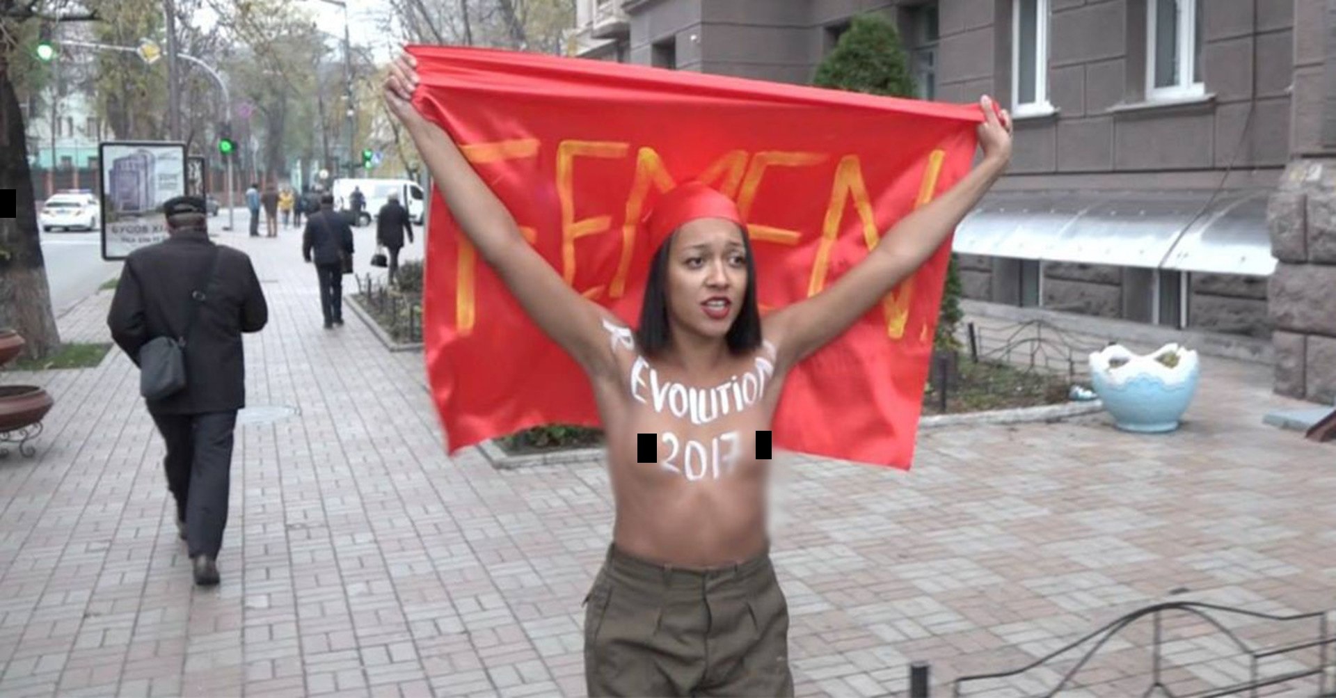 Активистка Femen оголилась возле "Арсенальной" - фото 1