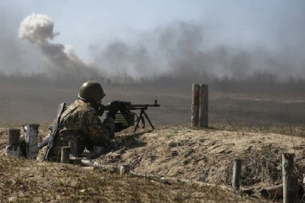 Украинским военным пришлось отвечать огнем на обстрелы террористов - фото 1