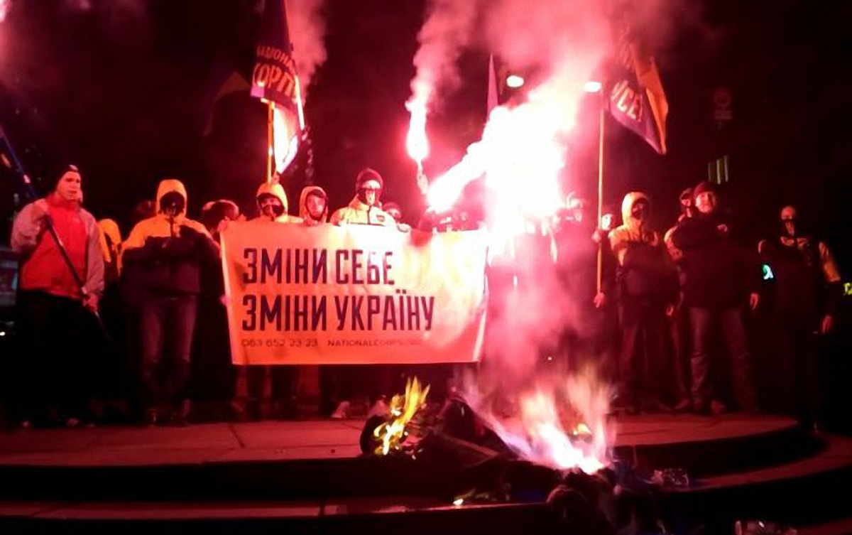 Чучело Ленина сожгли в центре Киева - фото 1