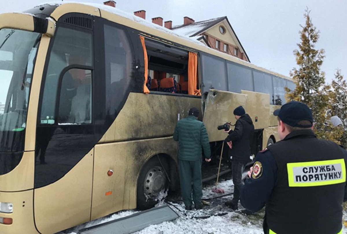 Неизвестный мужчина выстрелил из РПГ в багажник польского автобуса - фото 1