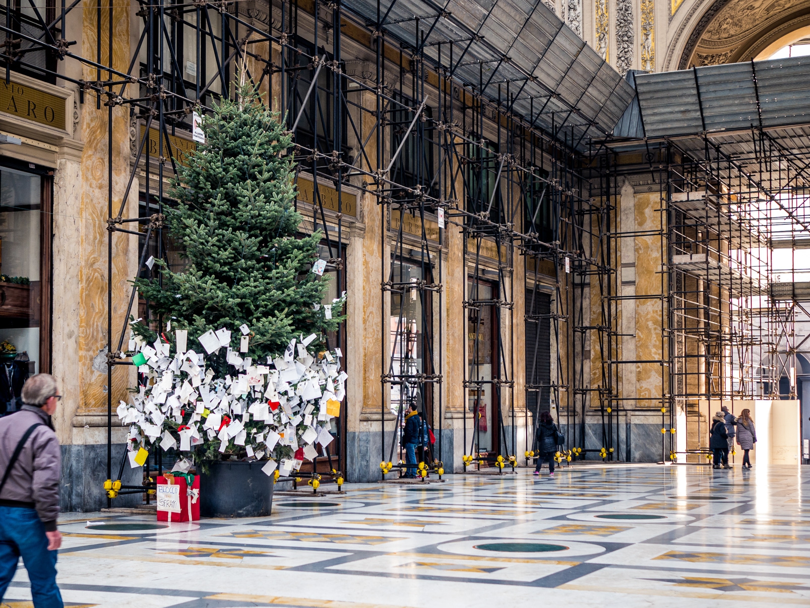 В Неаполе украли рождественскую елку - фото 1