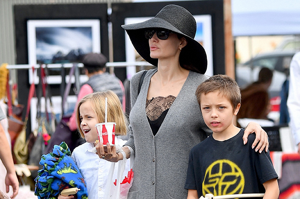 Анджелина Джоли с детьми - фото 1