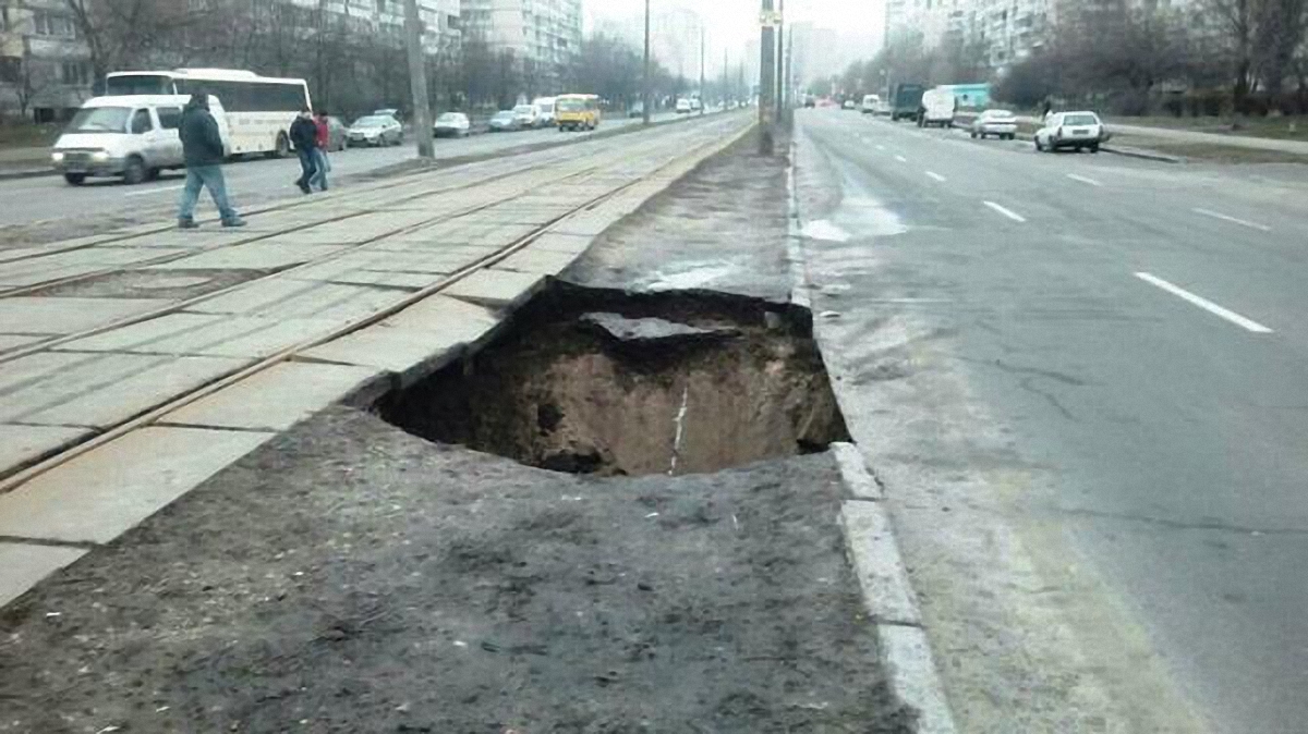 Из-за аварии на Тростянецкой улице остановили движение транспорта - фото 1