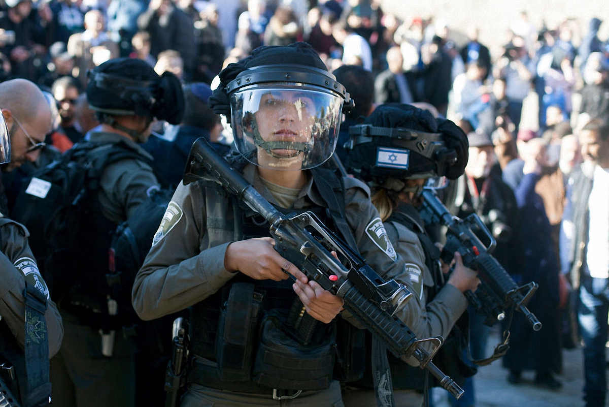 Израильским военным пришлось применить оружие из-за беспорядков палестинцев - фото 1