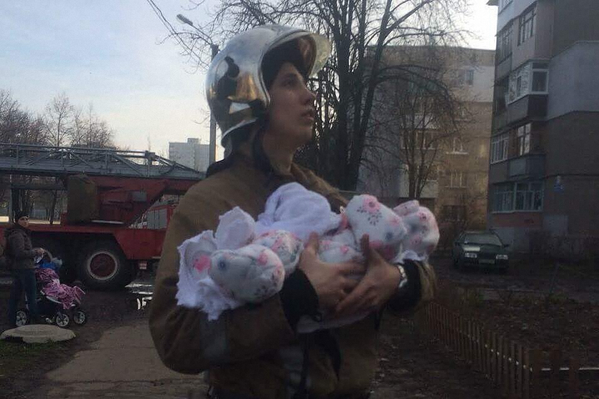 Пожарник спас трехмесячную девочку - фото 1