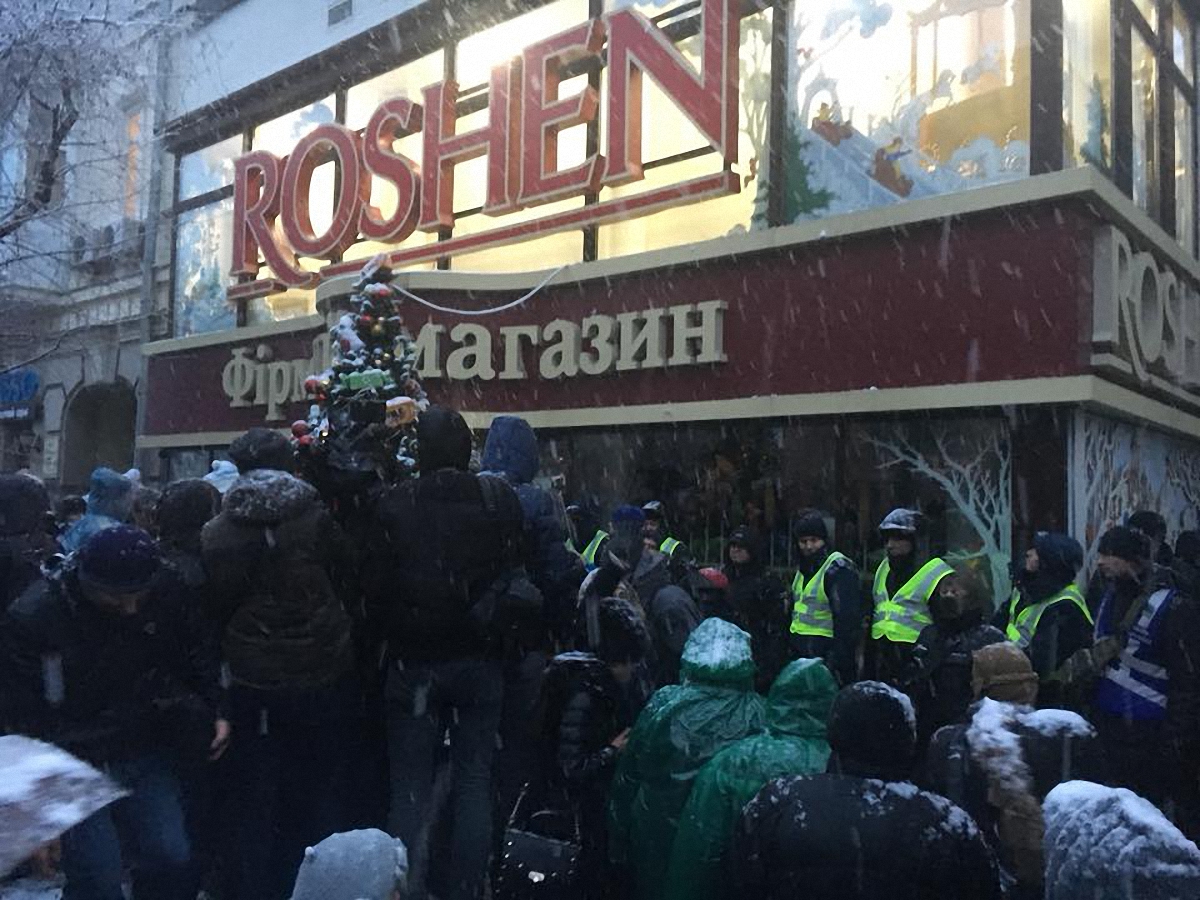 Участники марша разбили витрину магазина Roshen - фото 1