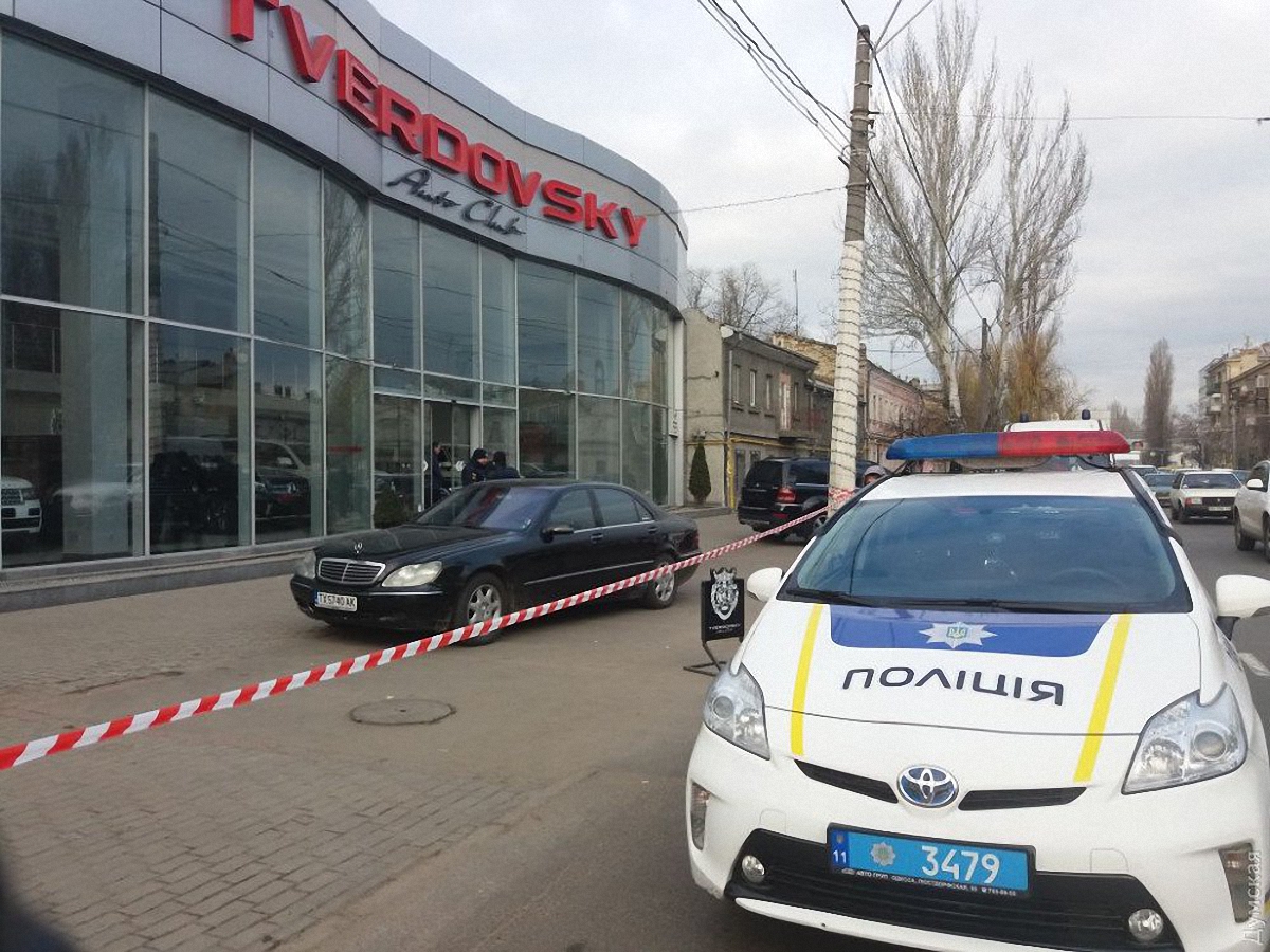 В Одессе неизвестный забаррикадировался в автосалоне после стрельбы - фото 1