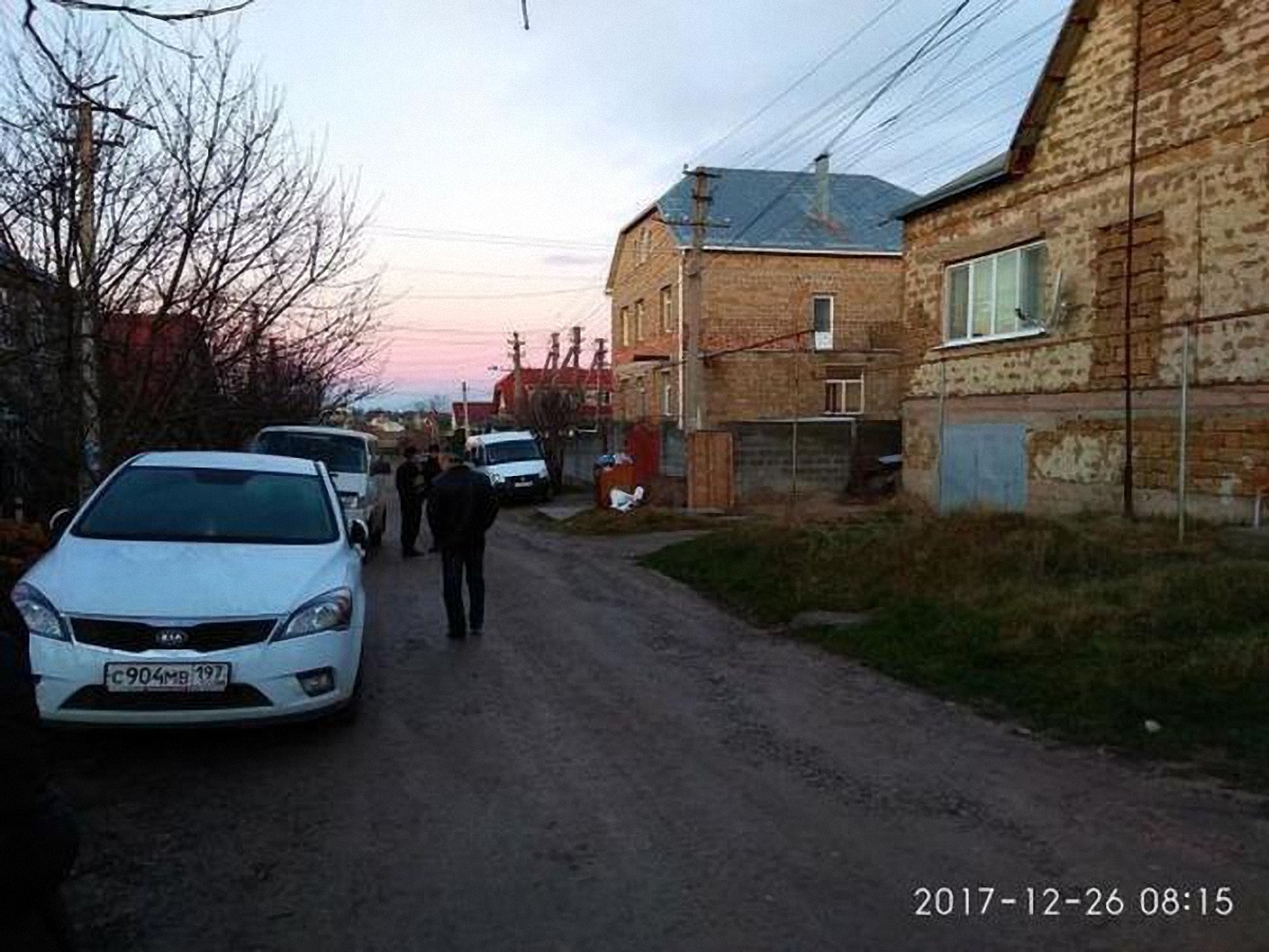Российские силовики проводят обыски в домах крымских татар - фото 1