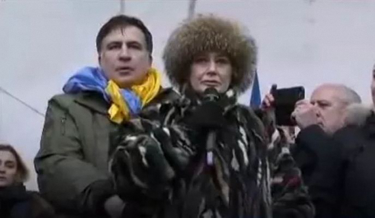 Джейн Коллинз выступила 5 декабря под Верховно Радой в Киеве - фото 1
