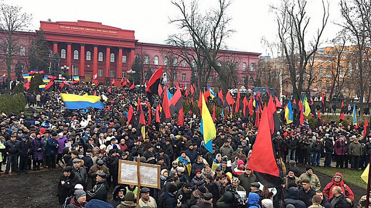 Марш за импичмент возле КНУ имени Тараса Шевченко - фото 1
