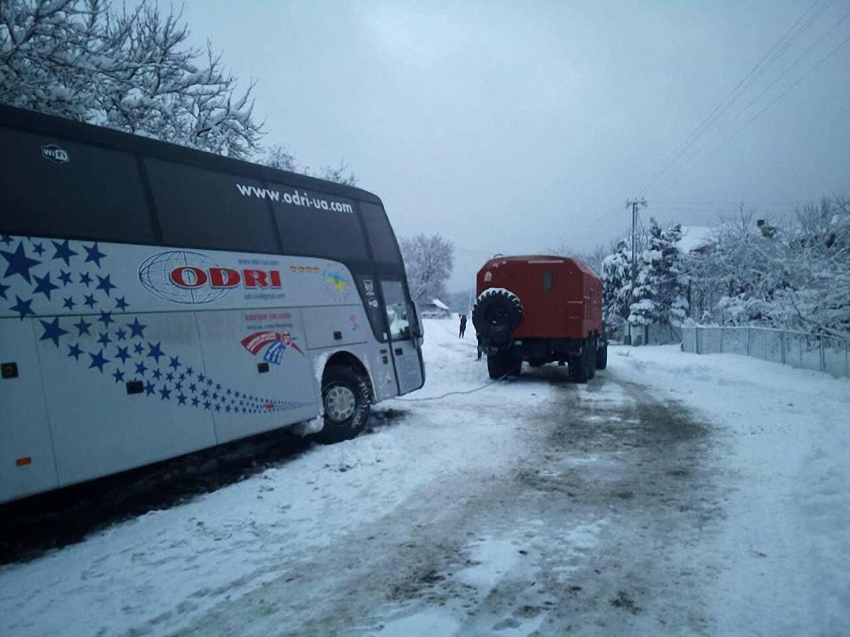 Автобус съехал с дороги из-за снегопада - фото 1