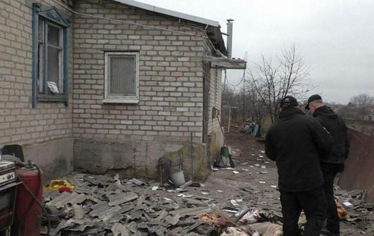 Террористы разрушили больше 100 домов в Новолуганском - фото 1