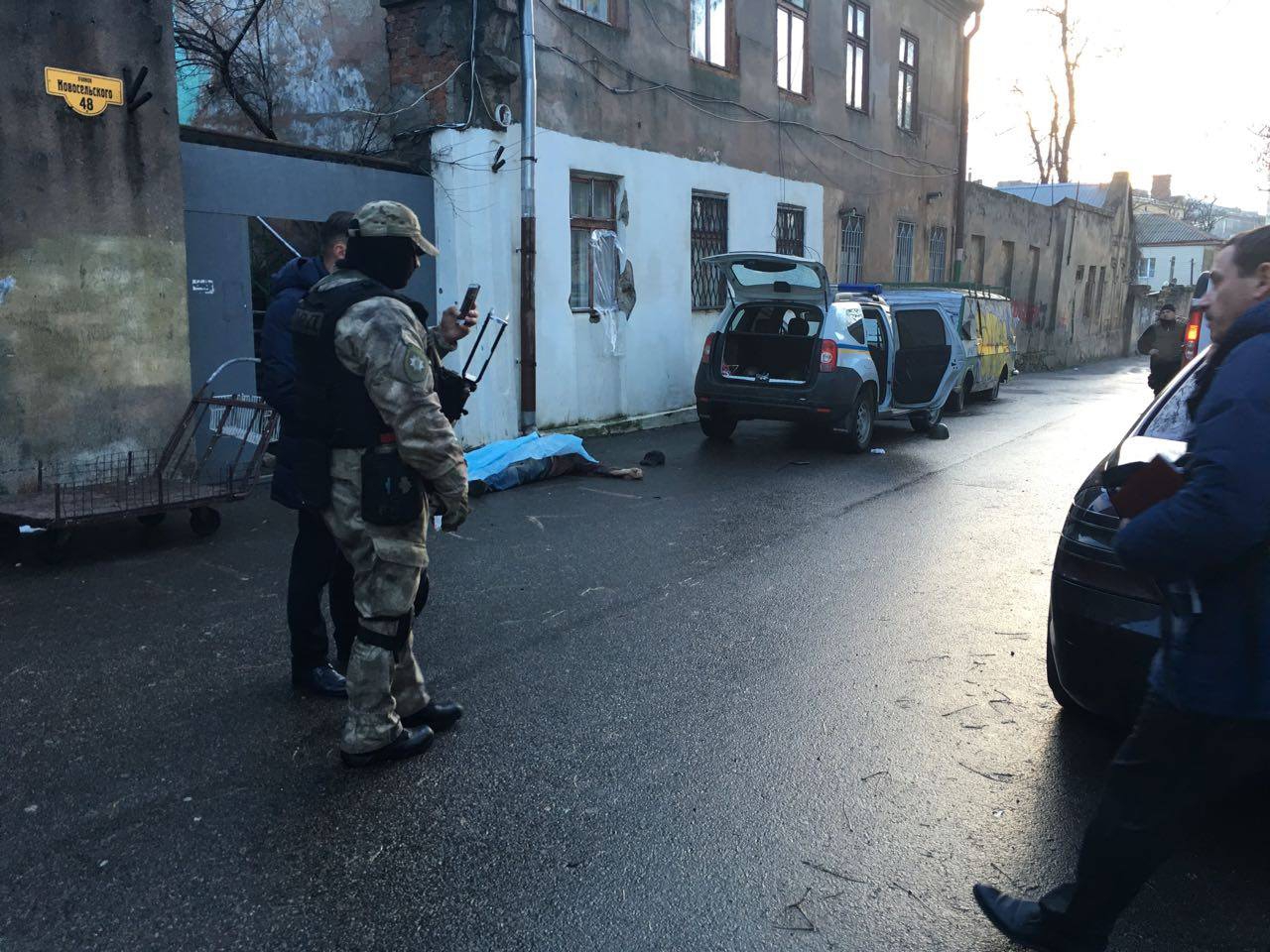 Полицейские обыскивают одесские катакомбы в поиске сообщников террориста - фото 1