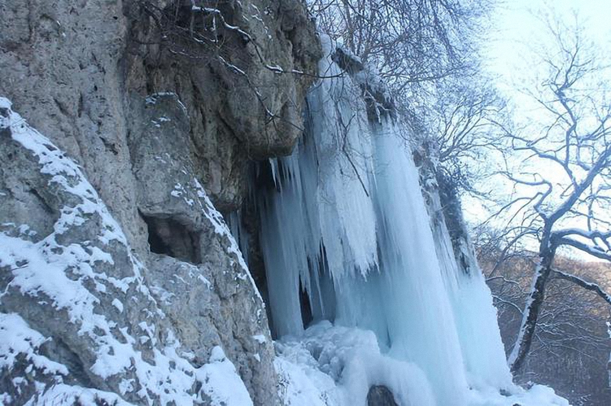 Самый высокий равнинный водопад Украины остался замерзшим при плюсовой температуре - фото 1