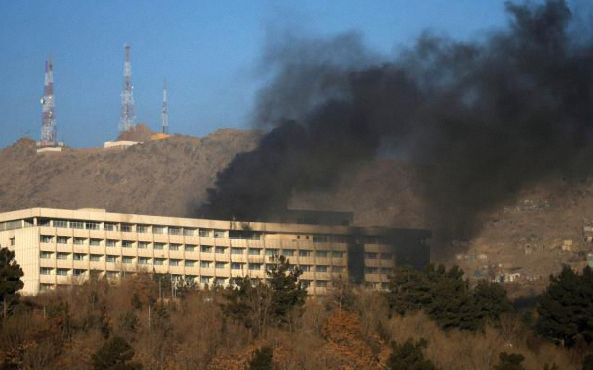  20 января несколько боевиков напали на отель в Кабуле - фото 1