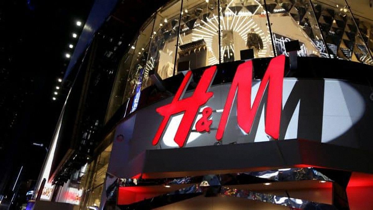 В ЮАР громили магазины H&M из-за недовольства рекламой с чернокожим мальчиком - фото 1