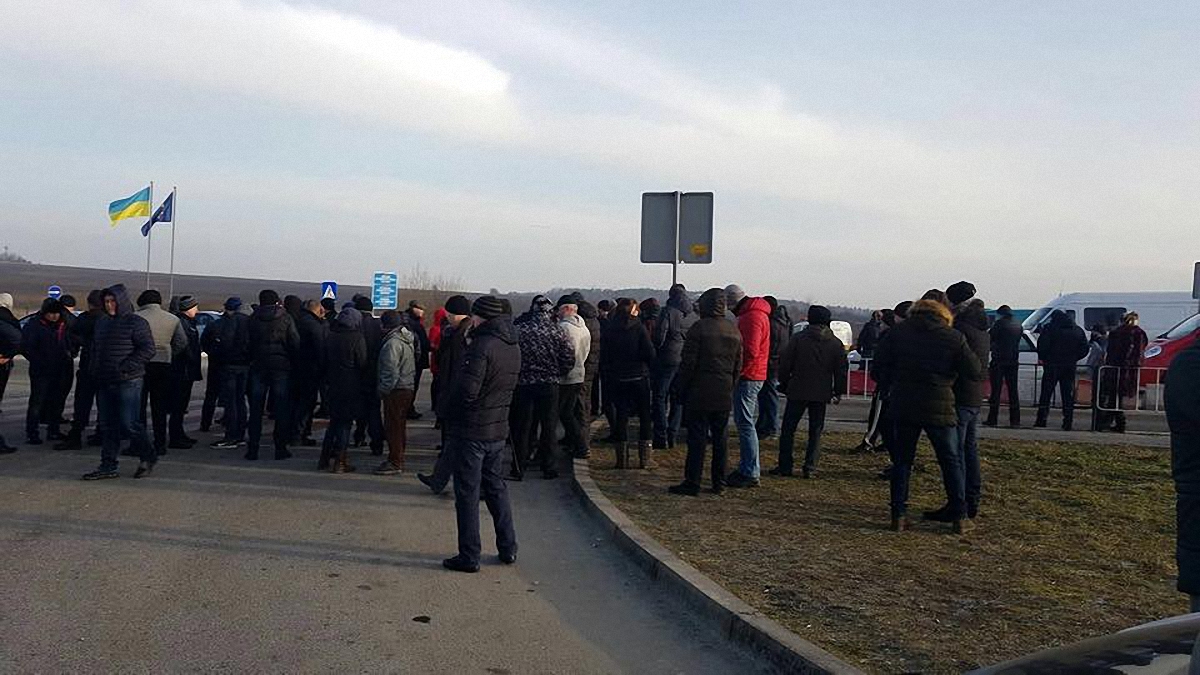 Протестующие заблокировали проезд к двум пунктам пропуска на границе с Польшей - фото 1