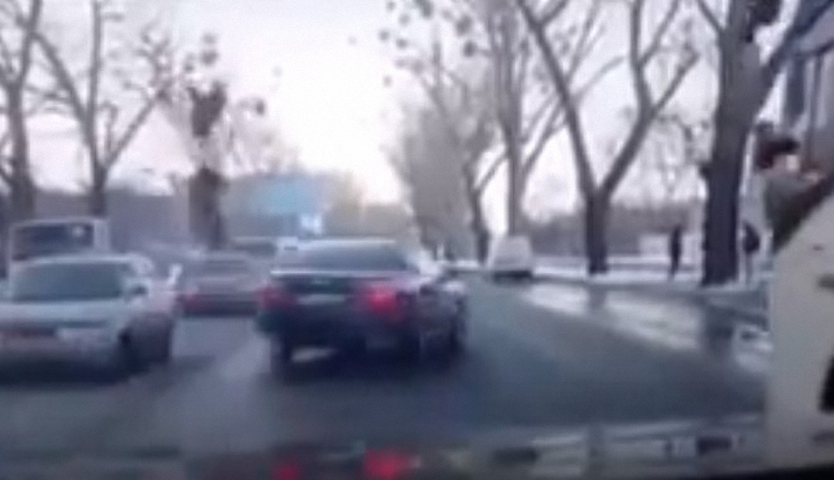 В Харькове водитель сбил пешехода на "зебре" - фото 1