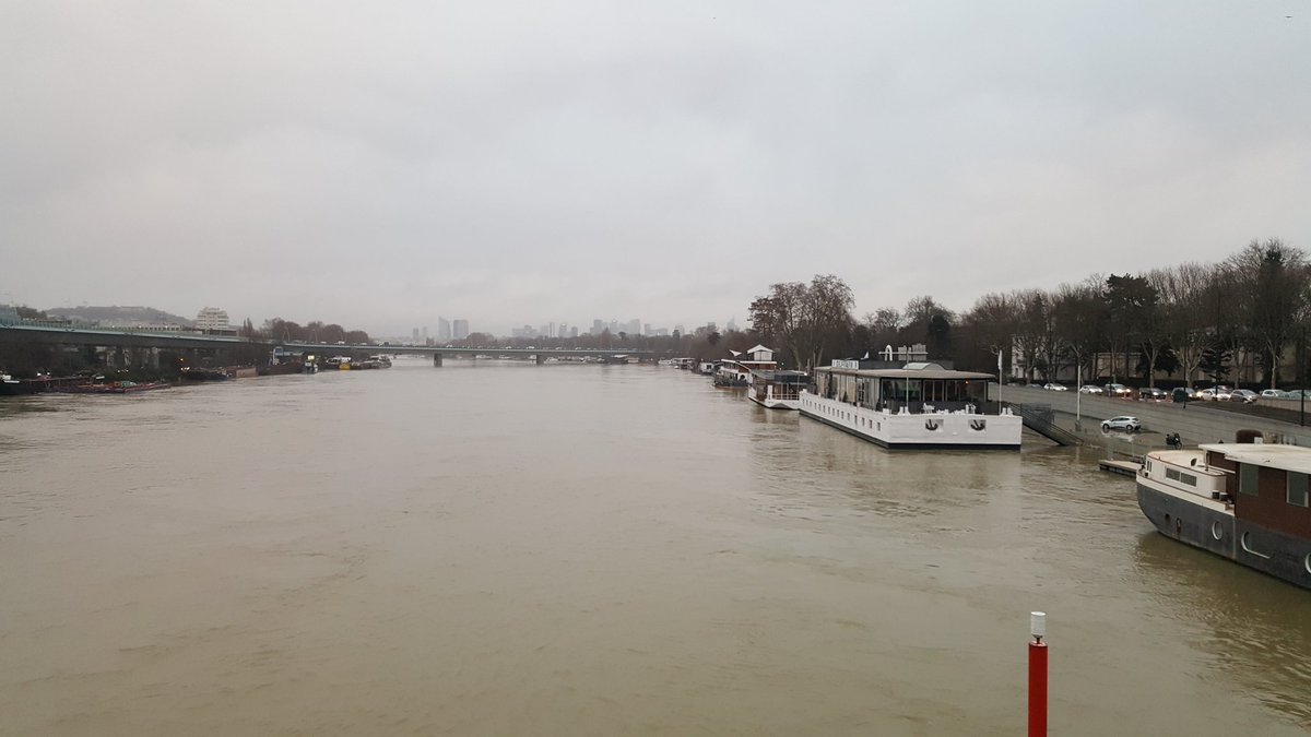 Сена затопила набережную Парижа - фото 1