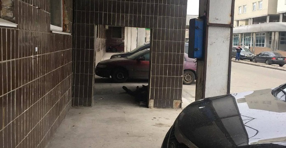 Под больницей на Братиславской умер бездомный  - фото 1