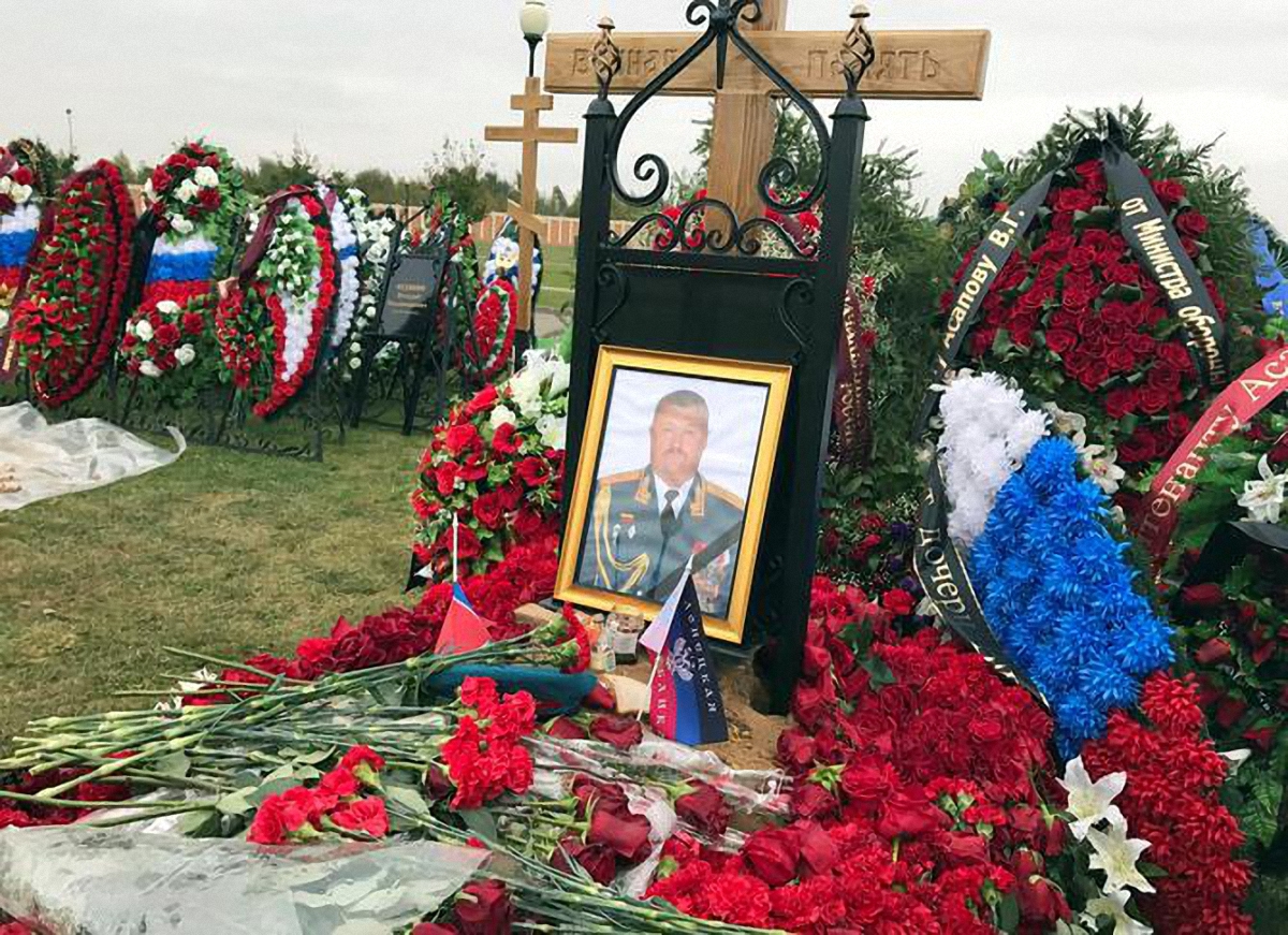 На могиле российского генерала красуется флаг "ДНР" - фото 1
