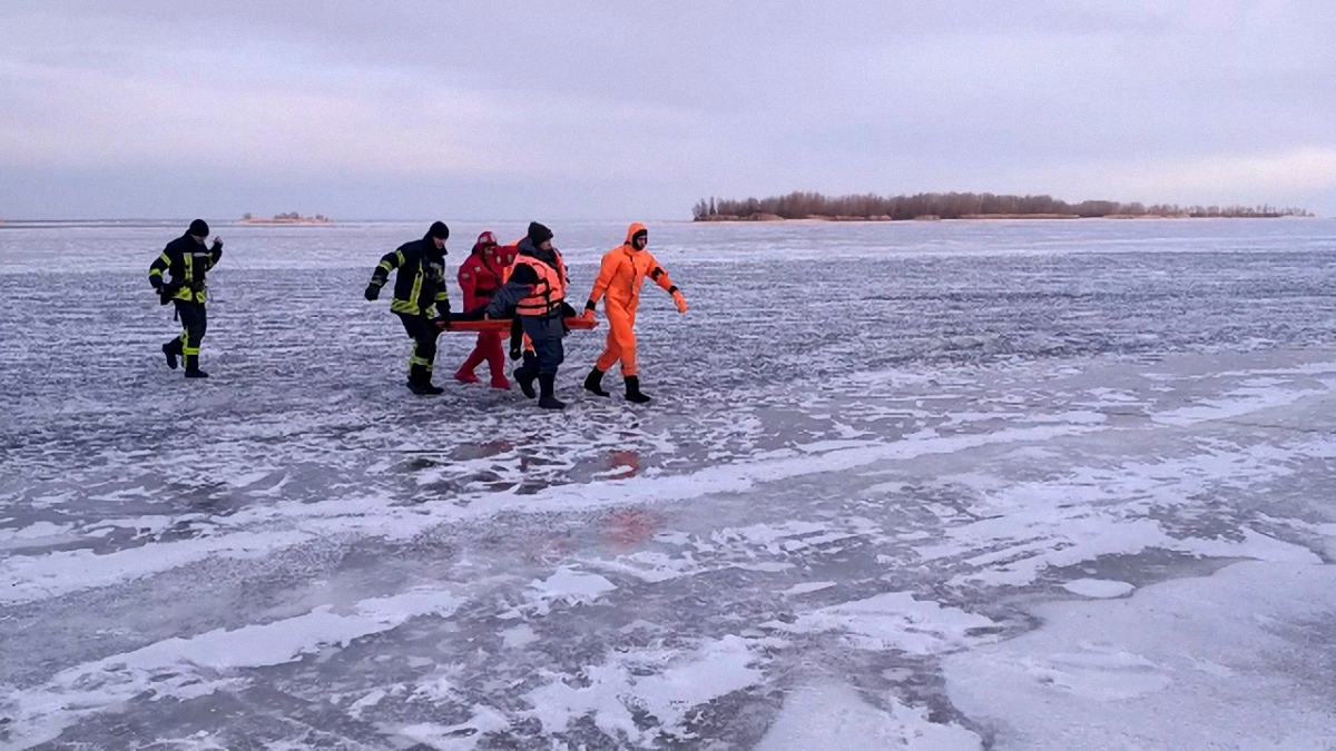 В Черкассах спасатели вытащили тело подростка из-под льда - фото 1
