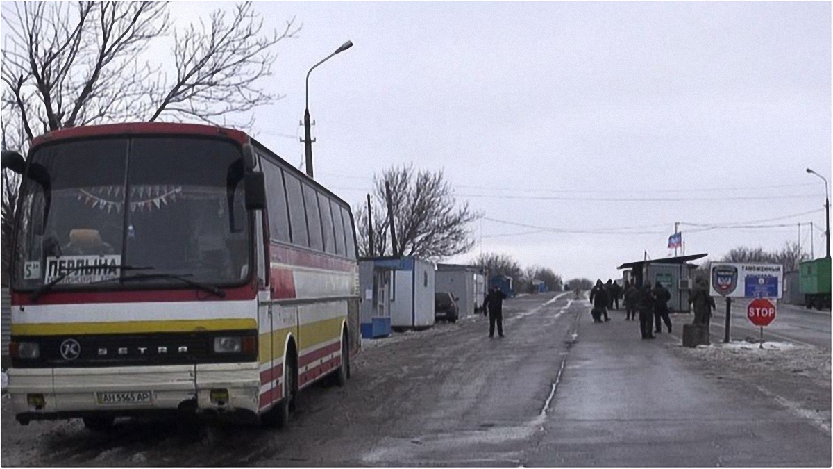Возле Еленовки обстреляли автобус - фото 1