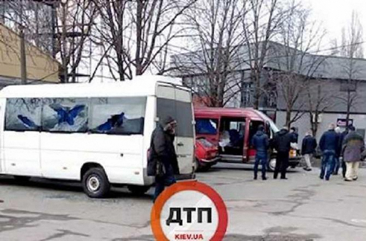 Неизвестные напали на маршрутки, припаркованные в автовокзала в Голосеевском районе - фото 1