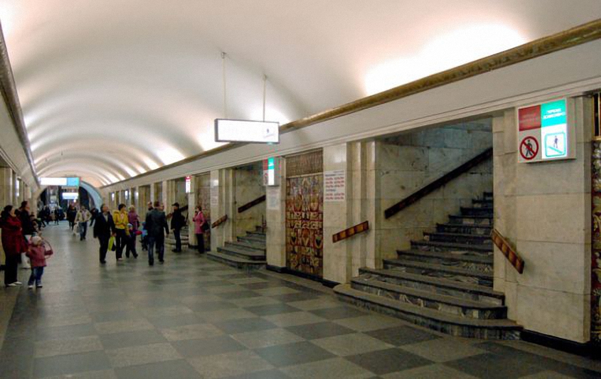 Пассажиры сообщили о закрытии красной ветки метро - фото 1