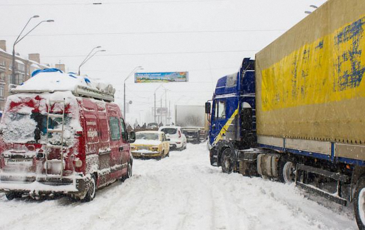 Из-за снегопада ограничено движение грузовиков - фото 1