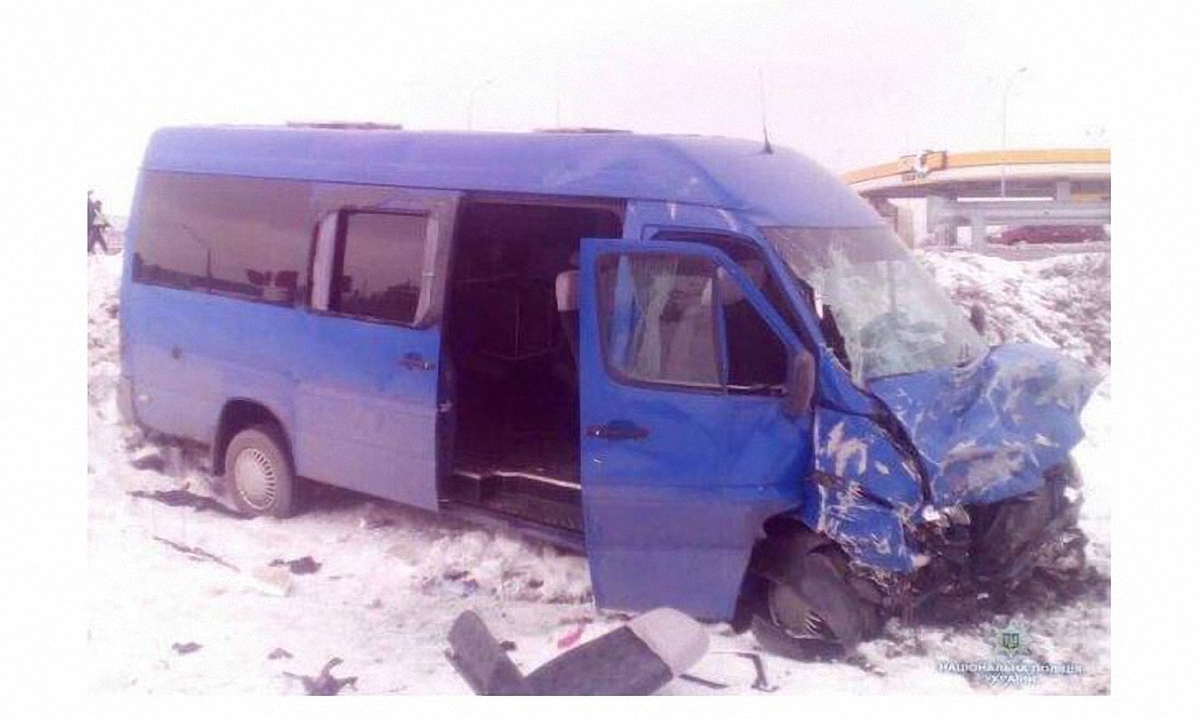 Под Киевом микроавтобус со школьниками попал в ДТП - фото 1