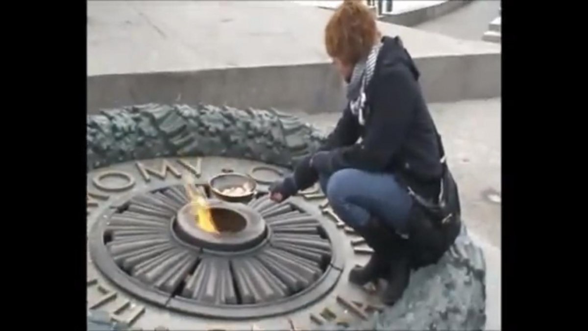 В 2010 году Анна Синькова жарила яйца на "вечном огне" - фото 1