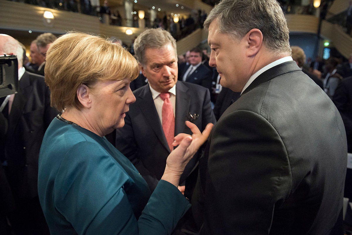 Ангела Меркель показывает пример скромности украинским политикам - фото 1