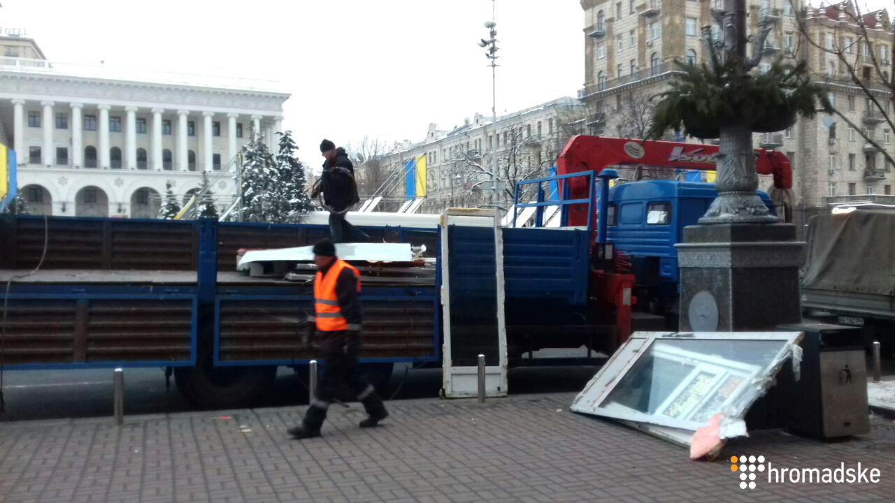 На "Майдане" демонтируют МАФы - фото 1