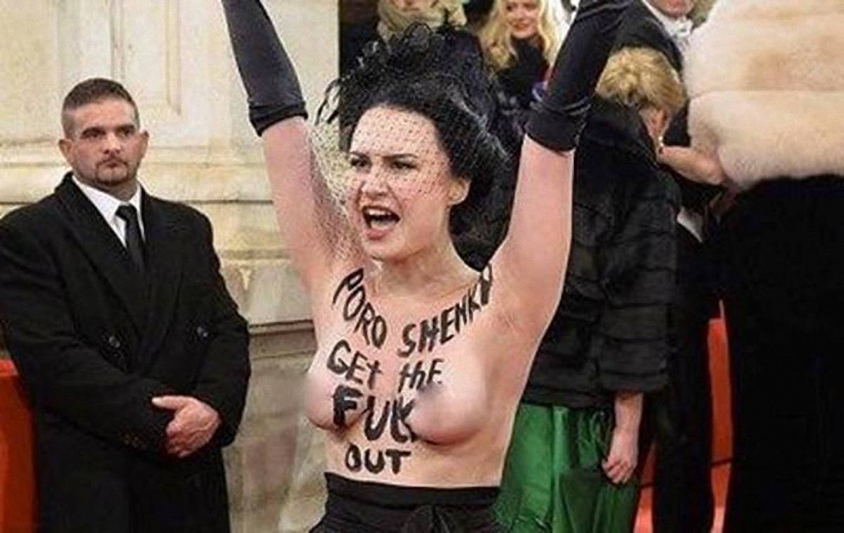 Femen устроили скандал на Венском балу - фото 1