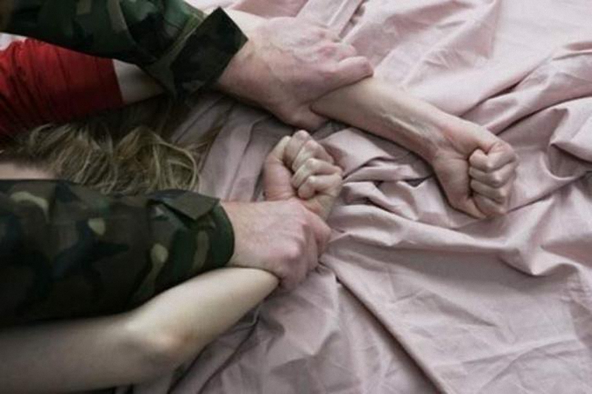 Российские военные досмерти насиловали 14-летнюю девочку - фото 1
