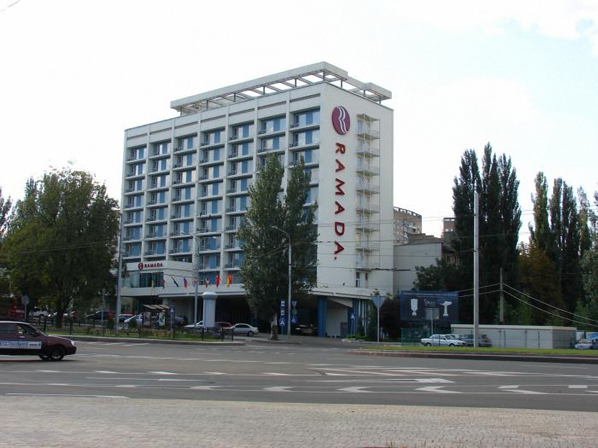 Террористы устроили переполох в гостинице "Рамада" в Донецке - фото 1