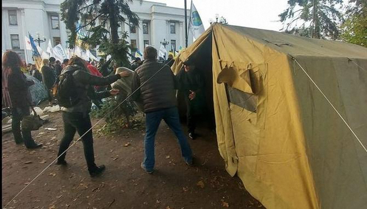 В палаточный городок пытались попасть вооруженные люди - фото 1