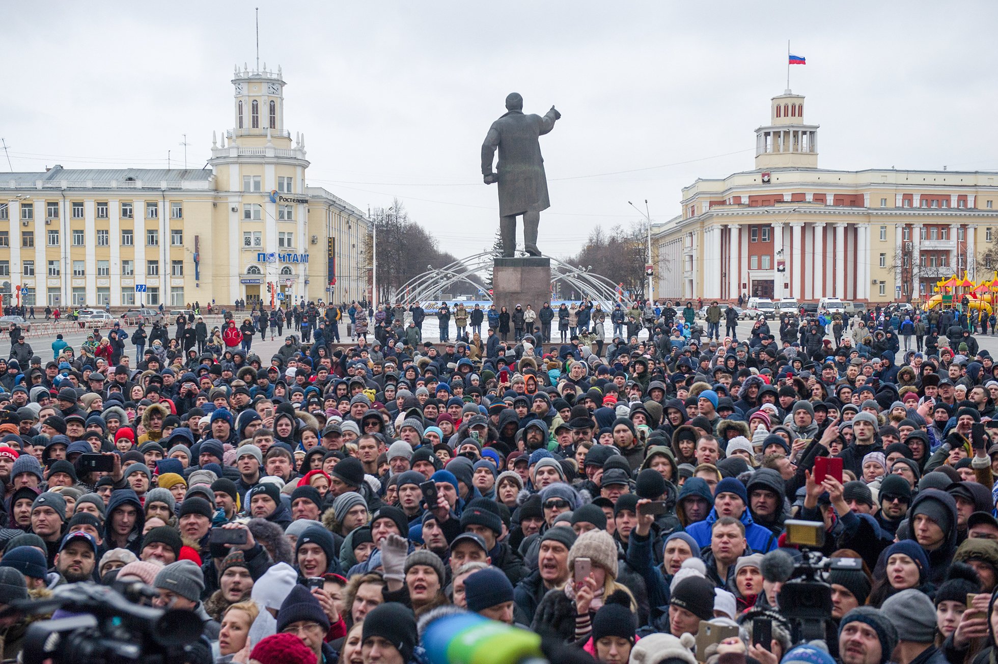 В Кемерово жители вышли на митинг из-за пожара в ТЦ - фото 1