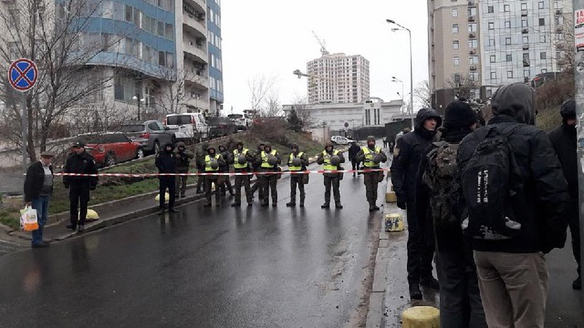 Во Львове полиция пропускает только тех, кто работает в консульстве - фото 1