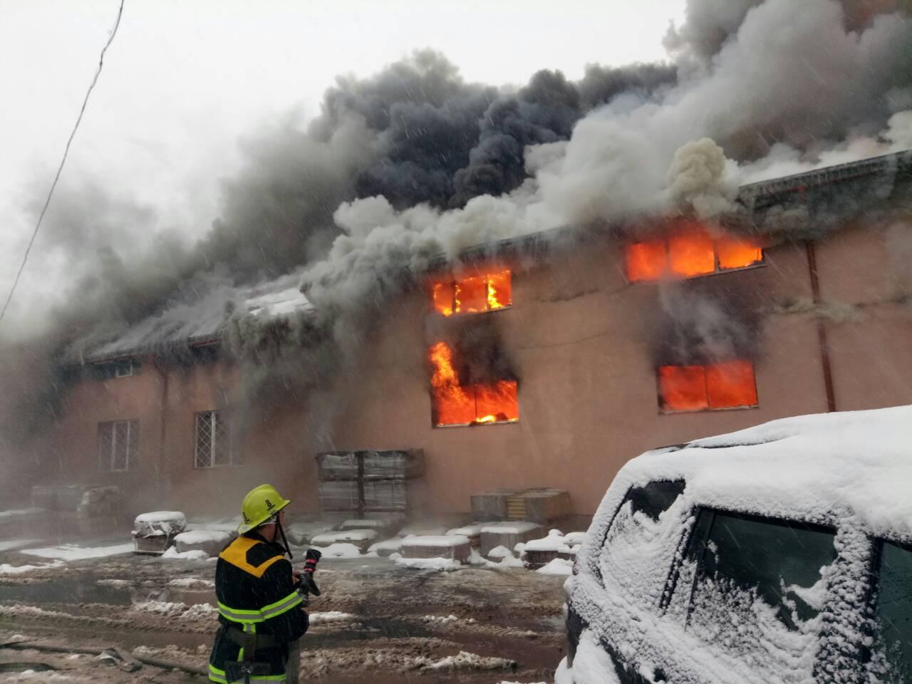 Спасатели тушат пожар уже несколько часов - фото 1