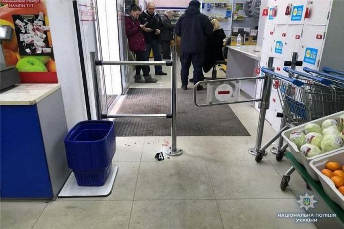 Посетитель супермаркета устроил стрельбу из-за конфликта с кассиром - фото 1