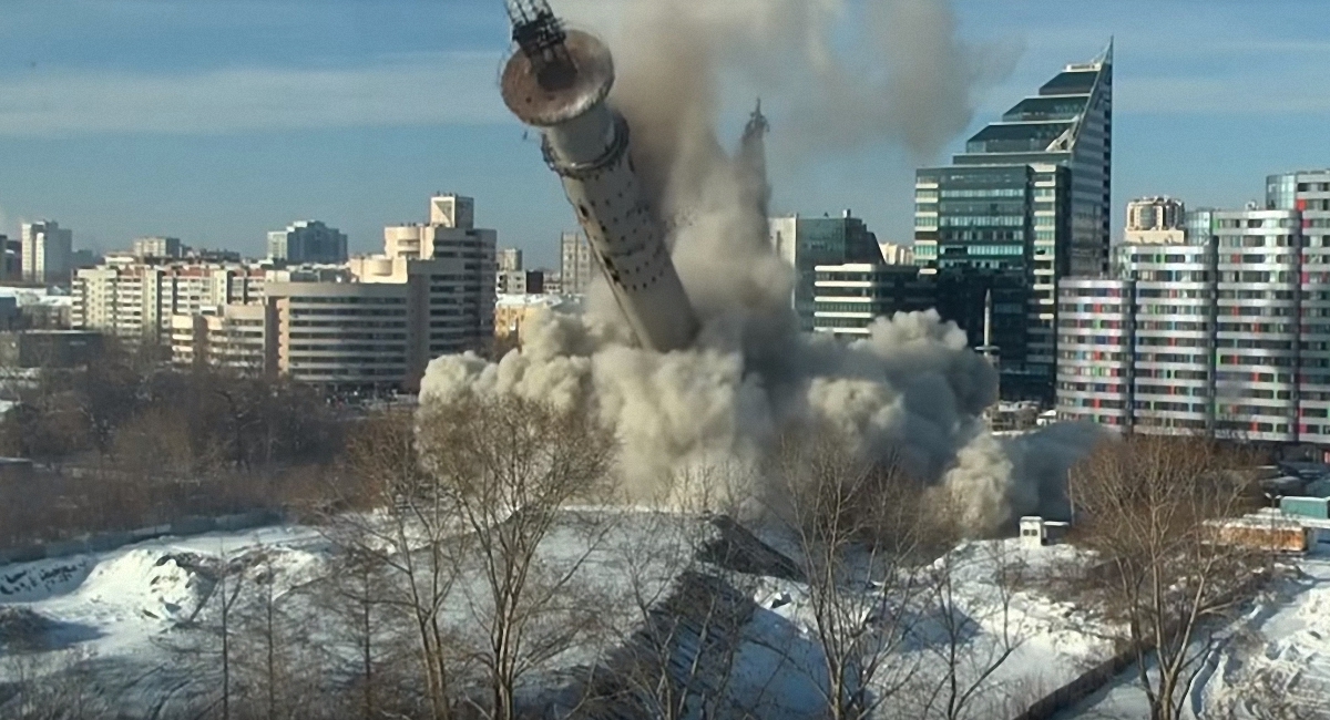 В российском городе Екатеринбург взорвали самый известный в городе долгострой - 220-метровую телебашню - фото 1