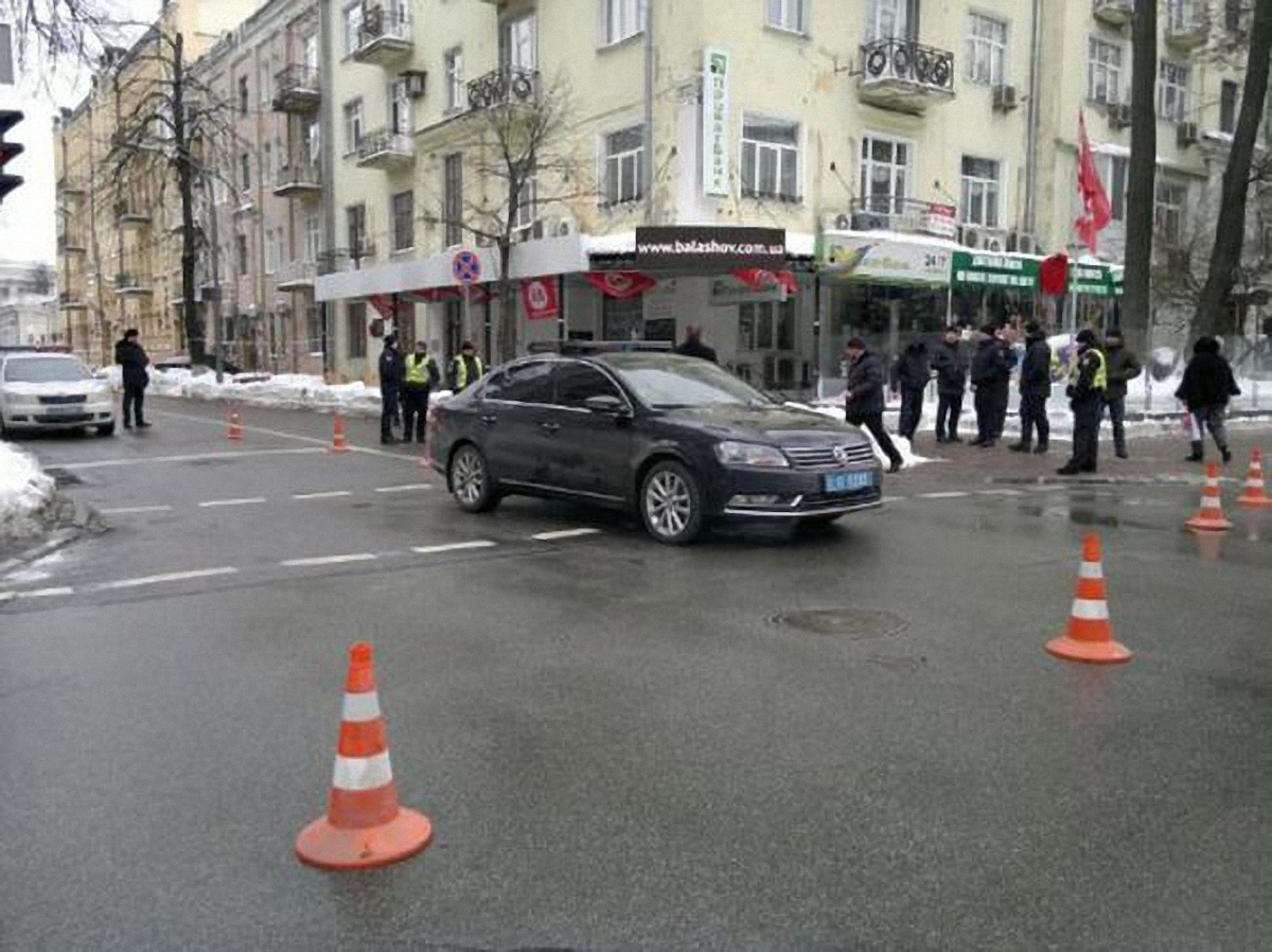 Мужчина начал перебегать дорогу прямо перед кортежем Порошенко - фото 1