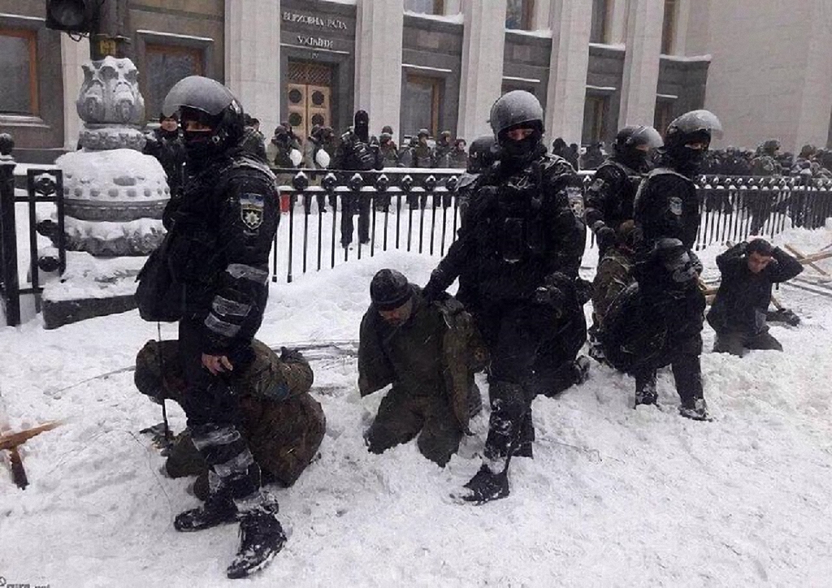 Полицейские ставили на колени украинцев под Радой - фото 1