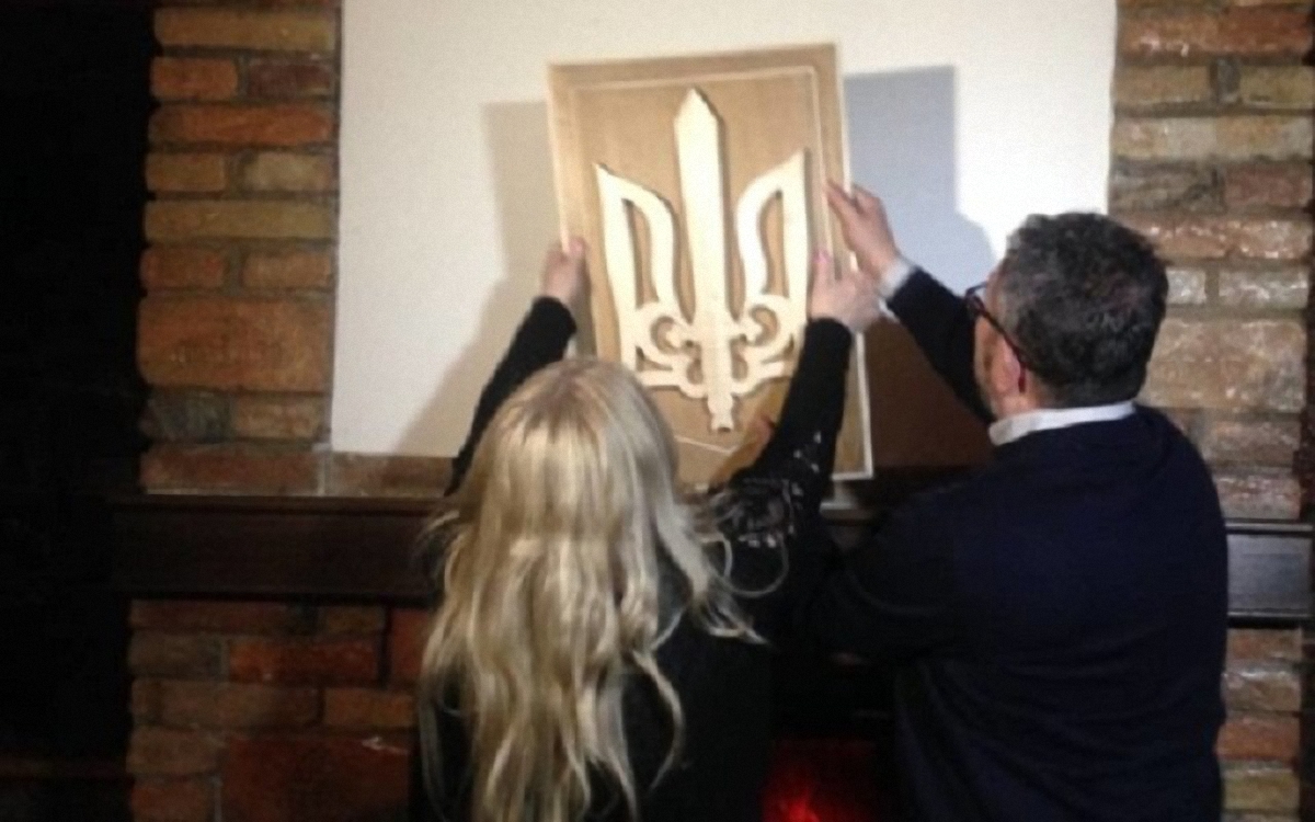 В Тернополе вернули на прежнее место герб Украины - фото 1