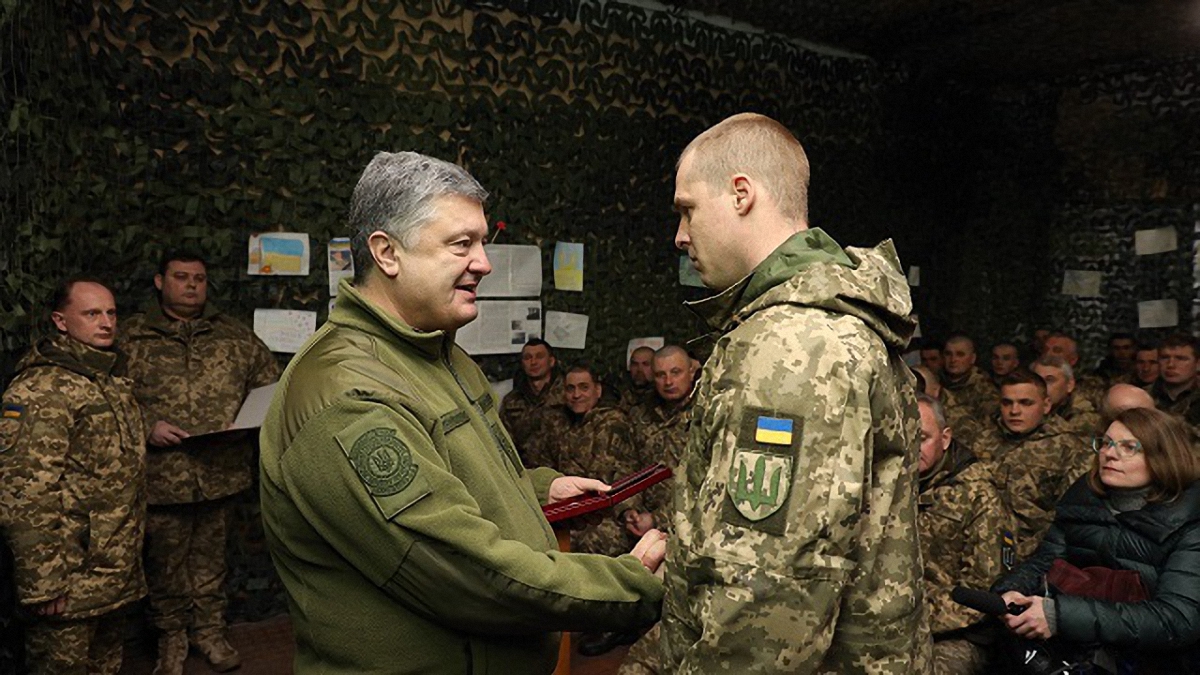 На востоке Украины наградили бойцов ВСУ - фото 1