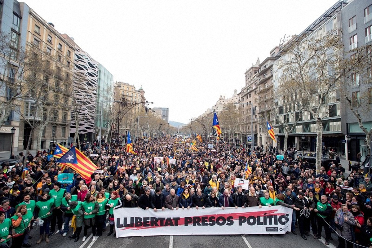 В Каталонии протестуют против задержания Пучдемона - фото 1