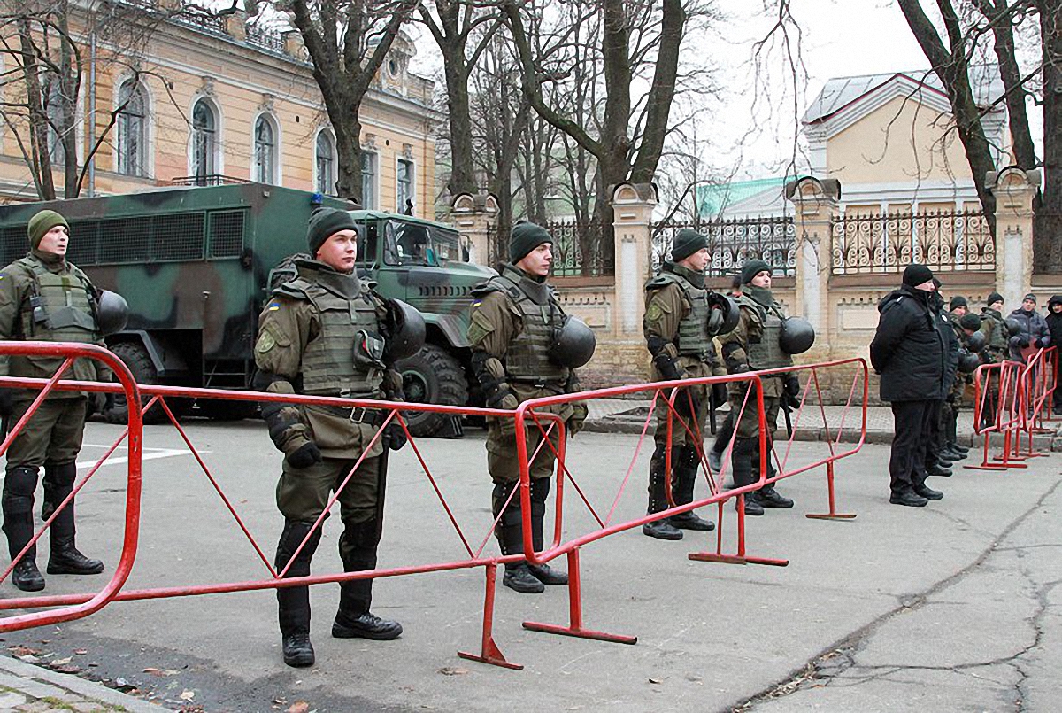 В Киеве выпустили на улицы нацгвардейцев с автоматами - фото 1
