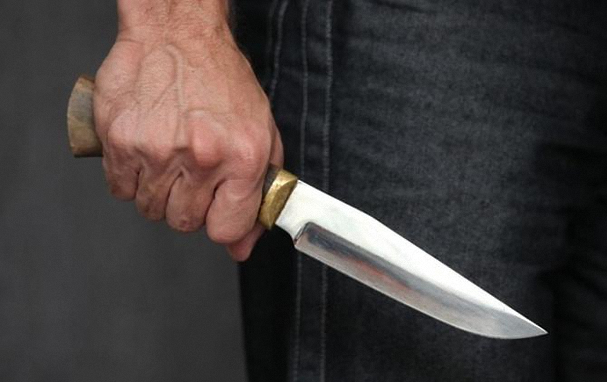 Россиянин напал с ножом на врача-терапевта в оккупированном Крыму - фото 1